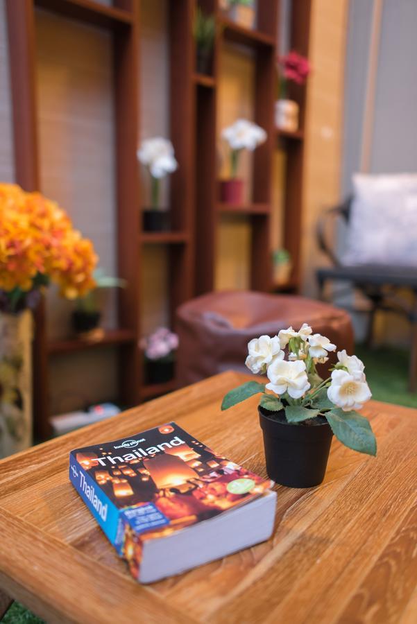Augusta Hostel Bangkok Buitenkant foto